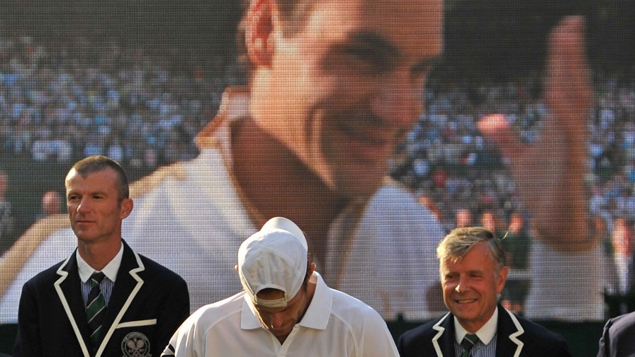 The joy of victory and agony of defeat in the 2009 Wimbledon men's final is summed up by this photo. Roger Federer beat Andy Roddick in five sets. 
