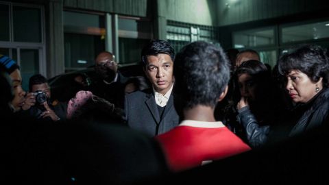 Presidentr Andry Rajoelina (C) talks with families of victims at the hospital. 