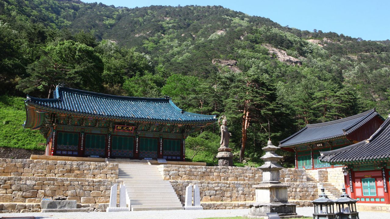 Samhwasa Temple, now in its second location, offers several temple stay programs.