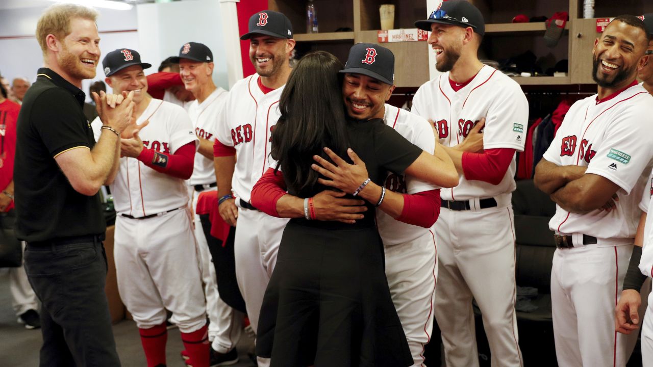 WATCH: Jason Varitek surprises Red Sox fan wearing his shirt 