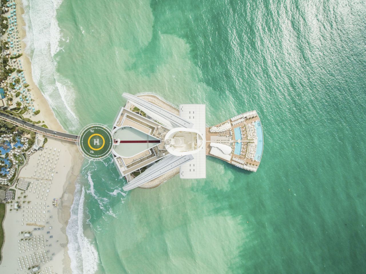 Set above the 59th floor of the Burj al Arab hotel, this helipad watches over the Dubai coastline. Since 1999, it has hosted an impressive line-up of international sporting stars.