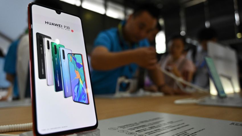People visit a Huawei stand during the Mobile World Congress (MWC 2019) introducing next-generation technology at the Shanghai New International Expo Centre(SNIEC) in Shanghai on June 26, 2019. (Photo by HECTOR RETAMAL / AFP)        (Photo credit should read HECTOR RETAMAL/AFP/Getty Images)