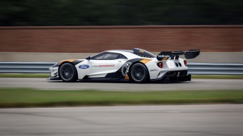 The Ford GT Mk II has special aerodynamic features such as a special two-part rear wing.