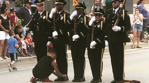 A 10-year-old boy hopped into the Fourth of July parade in Arlington, Texas, to tie the shoelaces of a member of an honor guard.