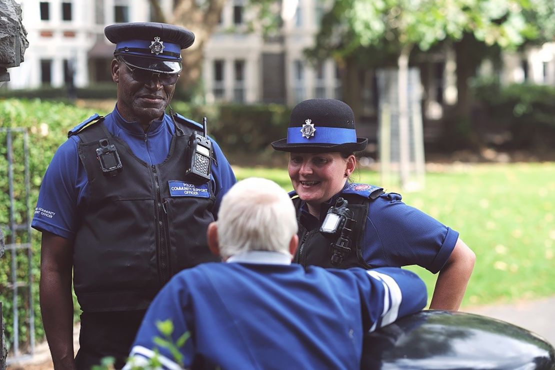 Police in England work to help the elderly surmount "social barriers"