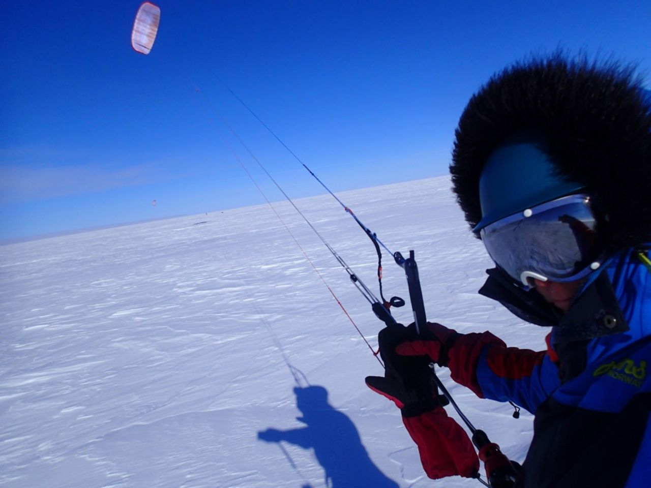 In 2014, Davidsson and her sister crossed the Greenland ice sheet from Narsaq in the south to Qaanaaq in the north. Using snow kites and ski sails, and pulling 120-kilogram sledges, they covered 2,300 kilometers in 36 days, becoming the first Swedes to make the journey.