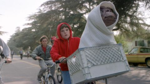 Henry Thomas on the set of