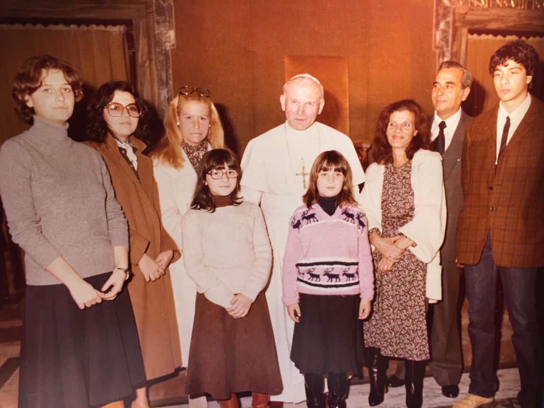 教皇ヨハネ・パウロ2世とエマヌエラ・オラルンディさん（ピンクのジャンパー、中央）、（右から）弟のピエトロさん、父のエルコレさん、母のマリアさん。