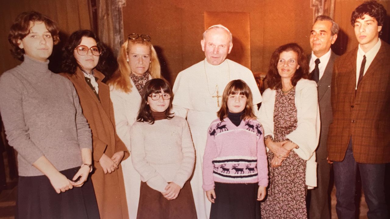 Pope John Paul II with Emanuela Orlandi (pink sweater, center), and (from right) her brother Pietro, father Ercole, and mother Maria.