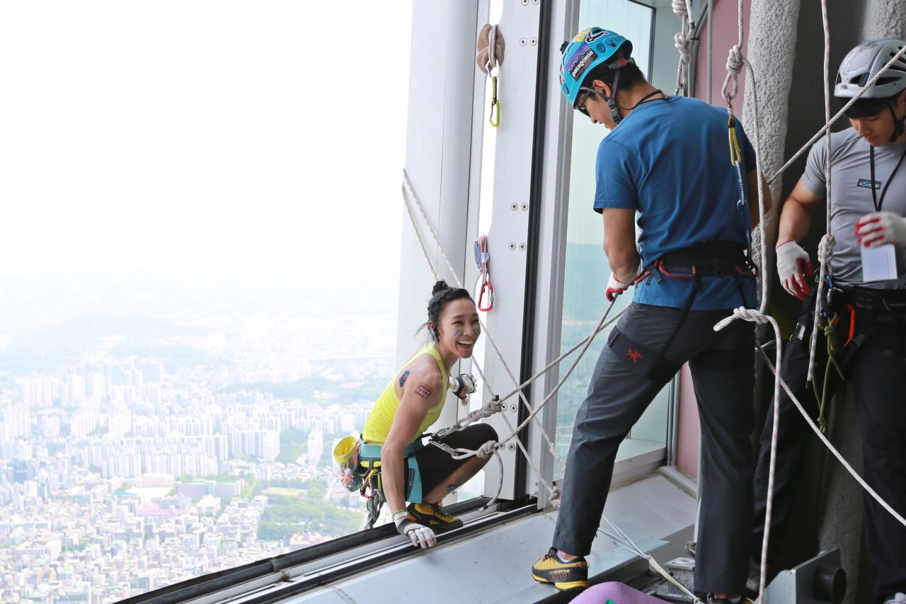 Kim changing rope lines as she climbs the Lotte World Tower, Seoul in 2017. When she reached the top she was met by her husband and her brother. "(They) expected to see me exhausted," she said, "but I was just too happy."