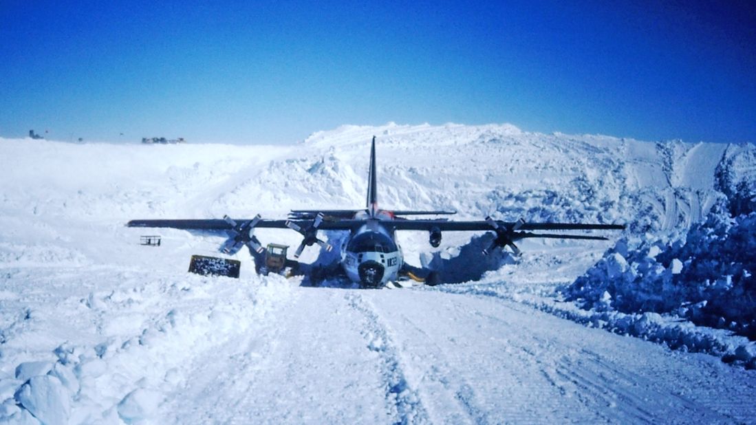 <strong>Christmas Eve, 1986:</strong> "The entire airplane is uncovered and ready to be towed," says Mathews. "Dan Check in the D-6 constructed this ramp by working his way back from the edge of the pit, which was by then 25-20 feet deep." 
