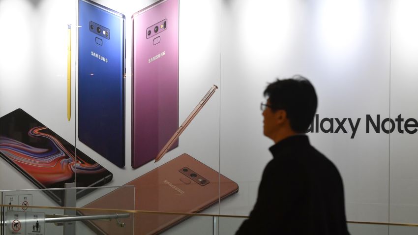 A man walks past an advertisement for the Samsung Galaxy Note9 at the company's showroom in Seoul on October 31, 2018. - Samsung Electronics on October 31 posted record quarterly operating and net profits for the July-September period as solid demand for its memory chips cushioned the fallout from slowing smartphone sales -- but warned of tougher times ahead. (Photo by Jung Yeon-je / AFP) (Photo credit should read JUNG YEON-JE/AFP/Getty Images)