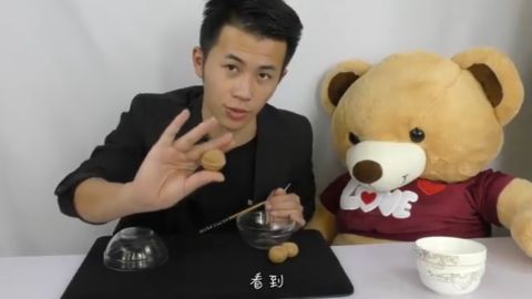 Millennial magician Li Yunfei posts in this video how Tian Xueming seemingly makes balls teleport from one clear bowl to another. 