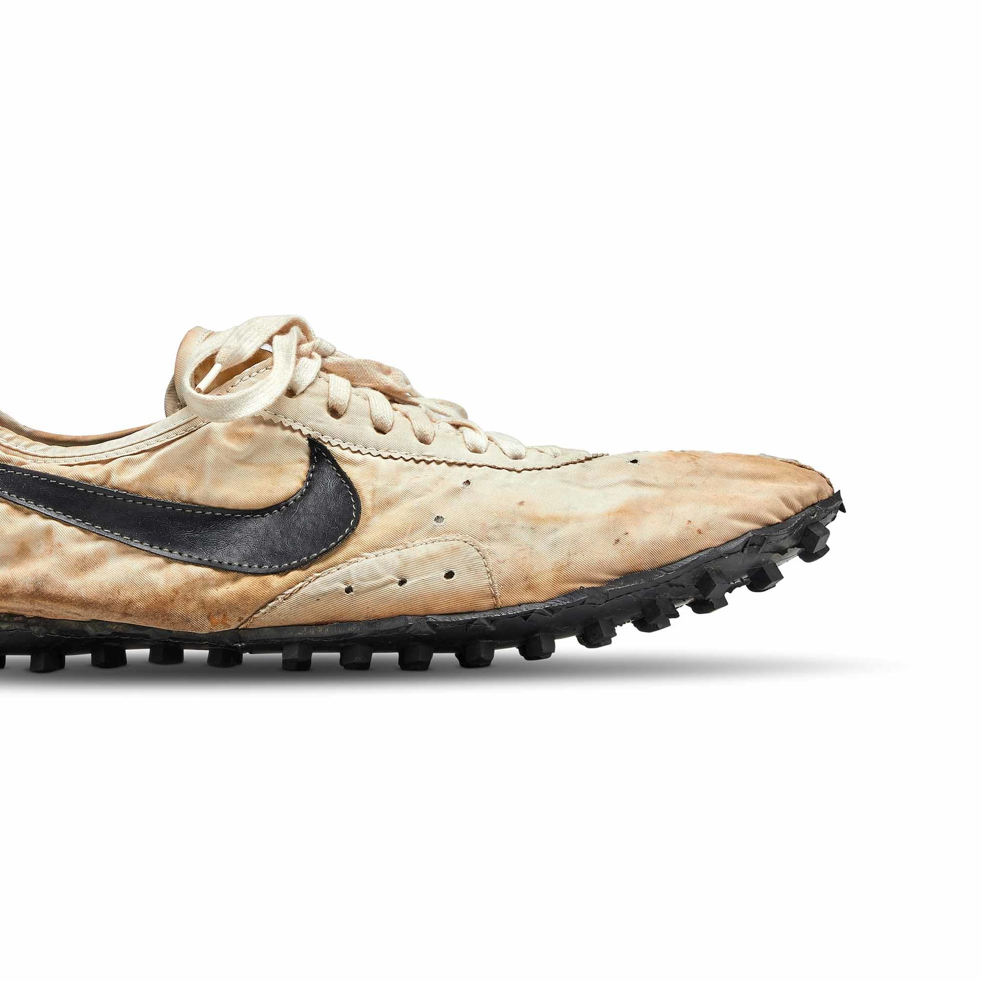Chapoteo granero Cuando Nike's rare 'Moon Shoe' is sold for $437,500, shattering the auction record  for sneakers | CNN