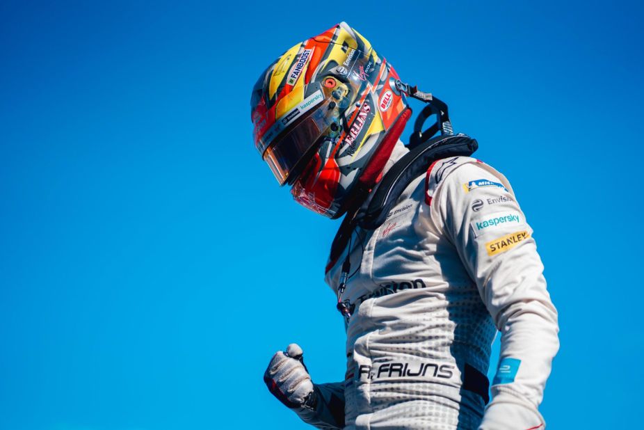 Robin Frijns won his second E-Prix of the season, storming to victory in the final race of 2018/19 in New York.