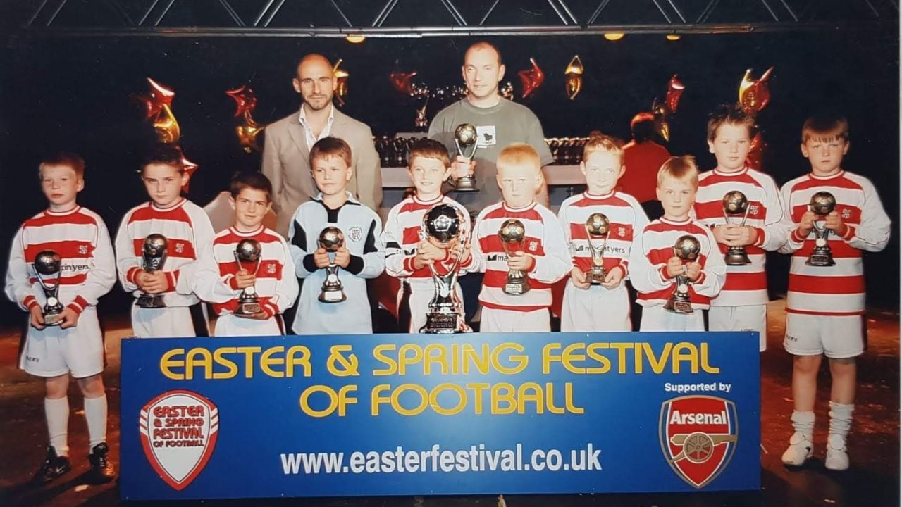 Christian Pulisic (bottom row, third from left) with his Brackley Town teammates, coach Robin Walker and ex-Chelsea player Gavin Peakcock.