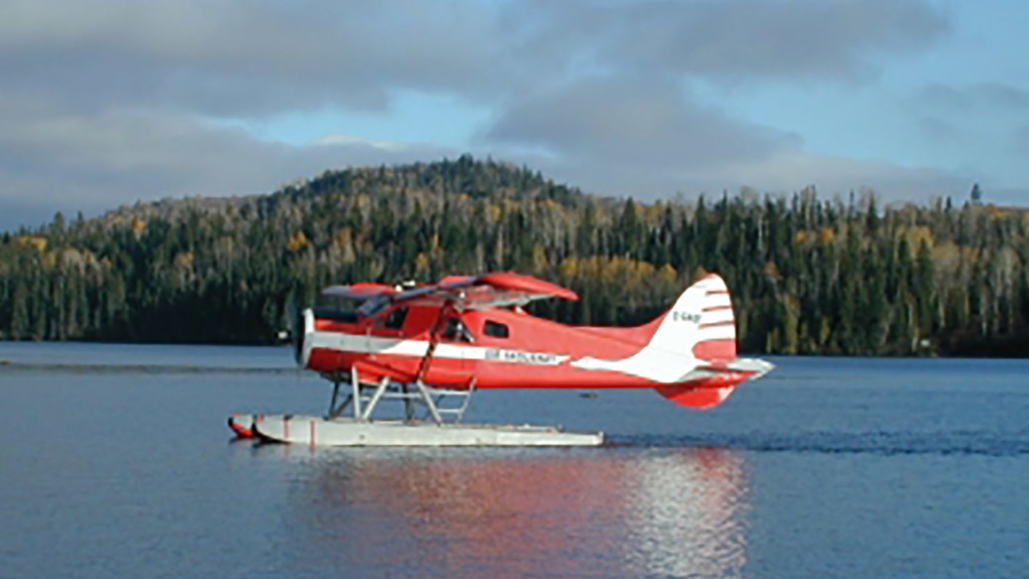 A de Havilland DHC-2 Beaver float plane like the one pictured here went down in Mistastin Lake.