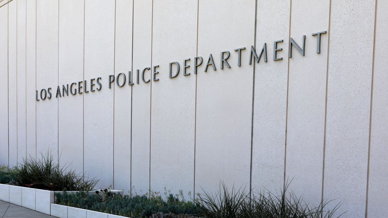 01 Los Angeles police officer arrested
