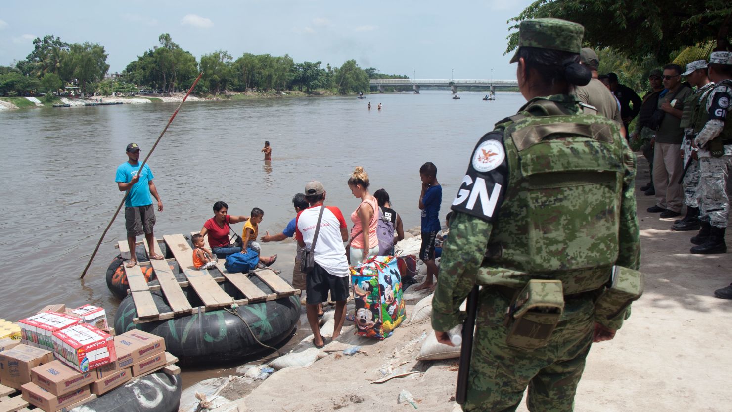 National guard members stand guard along the banks of the Suchiate river in Ciudad Hidalgo, Chiapas State, Mexico, on July 3, 2019. (Photo by STR / AFP)   