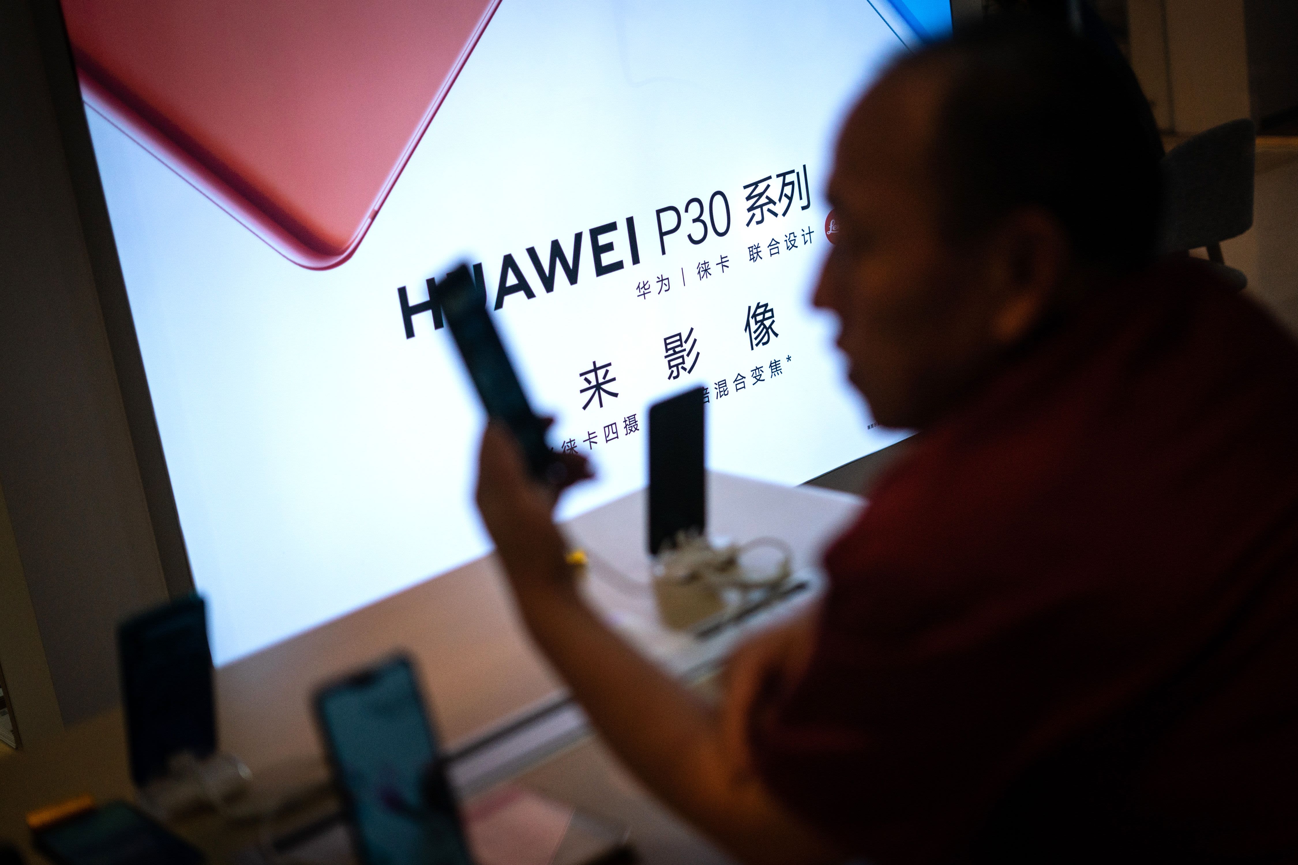 White House Will Reportedly Wait On Granting Huawei Licenses As The Trade War Ramps Back Up Cnn Business