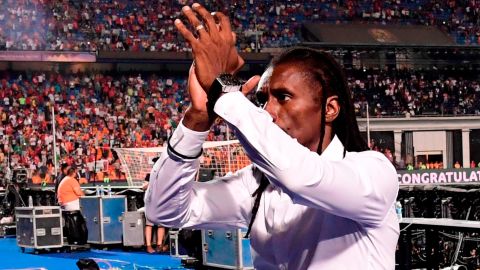 Senegal coach Aliou Cisse applauds the traveling fans after the defeat.