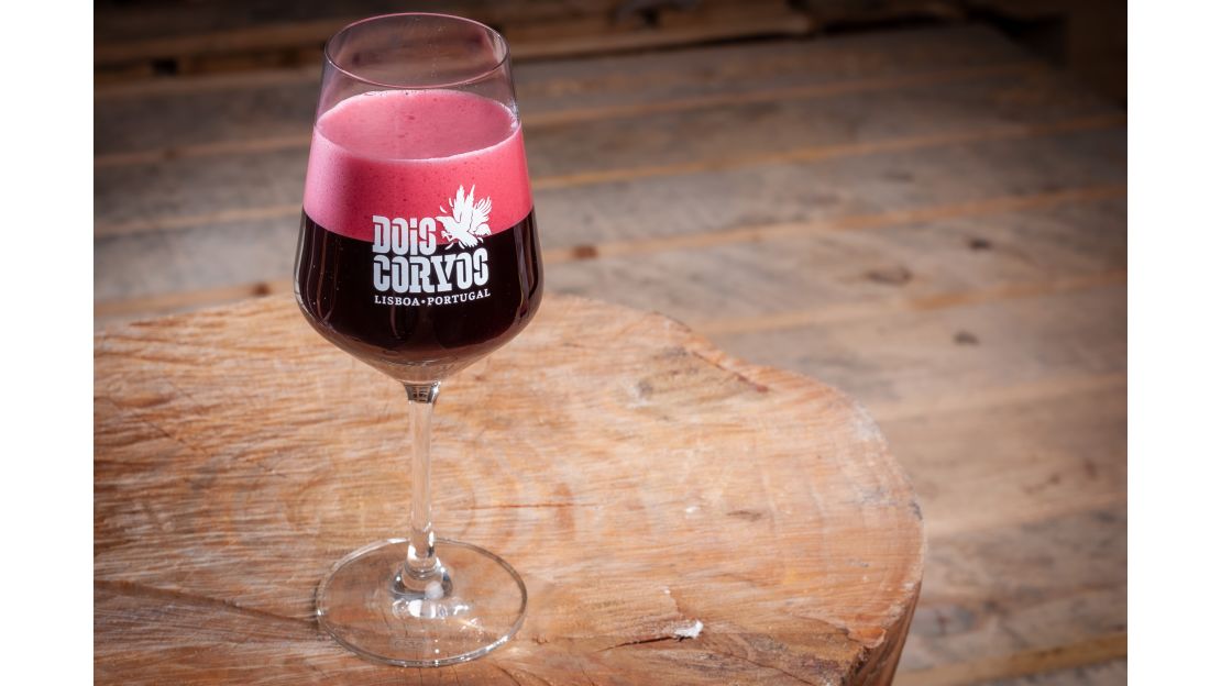 Dois Corvos loves a fruity punch and packs its ales with notes of rasperry, açai and aronia.