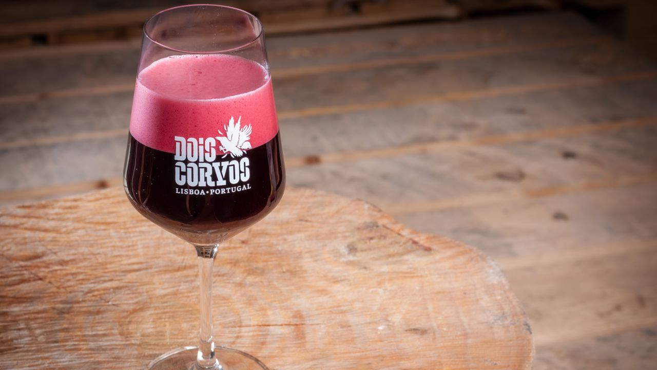 Dois Corvos loves a fruity punch and packs its ales with notes of rasperry, açai and aronia. 