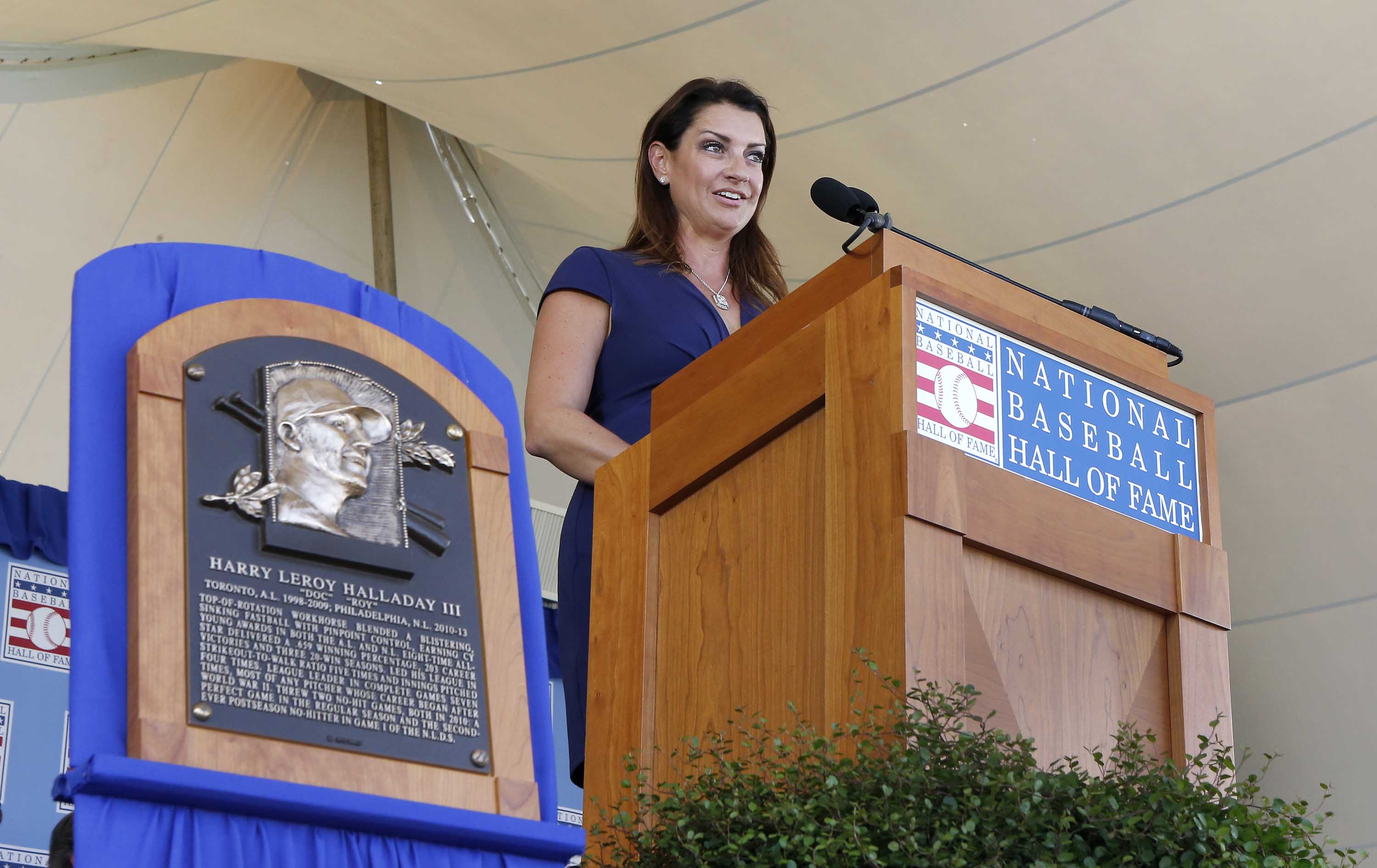 Brandy Halladay gives emotional Hall of Fame induction speech for her late  husband Roy Halladay