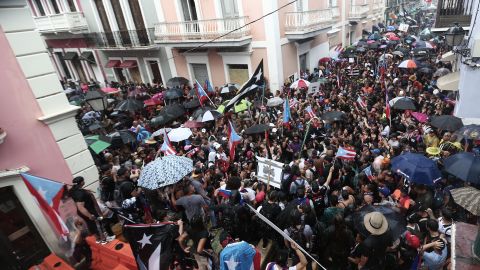 Protesters block the ways to PR governor Ricardo Rossello in old San Juan demanding his immediate resignation.