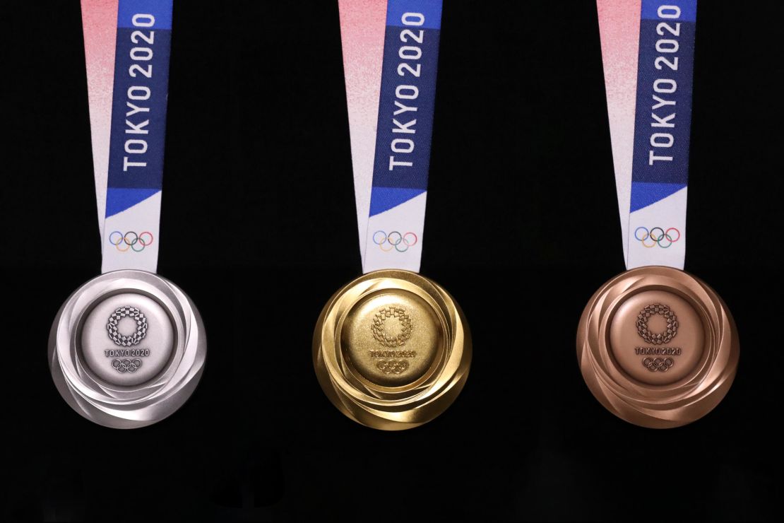 The medals' reverse face has a pebble-like appearance. 