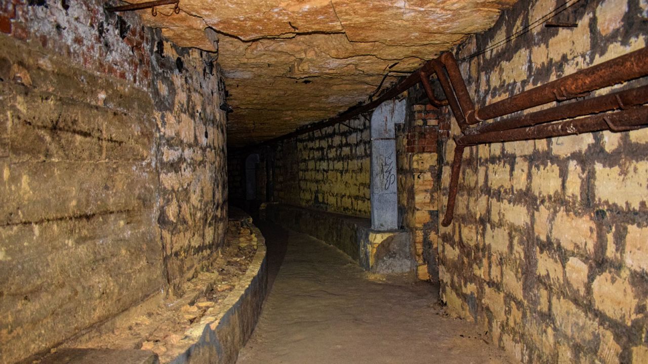 <strong>Extensive maze:</strong> Inside is a chaotic system of unconnected caves and abandoned quarries or tunnels.