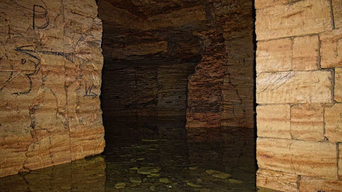<strong>Extensive maze:</strong> It's a chaotic system of unconnected caves and abandoned quarries or tunnels.