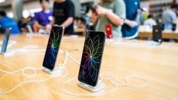 SHANGHAI, CHINA - 2019/07/20: iPhone XS and iPhone XS Max displayed in an Apple store in Shanghai. (Photo by Alex Tai/SOPA Images/LightRocket via Getty Images)