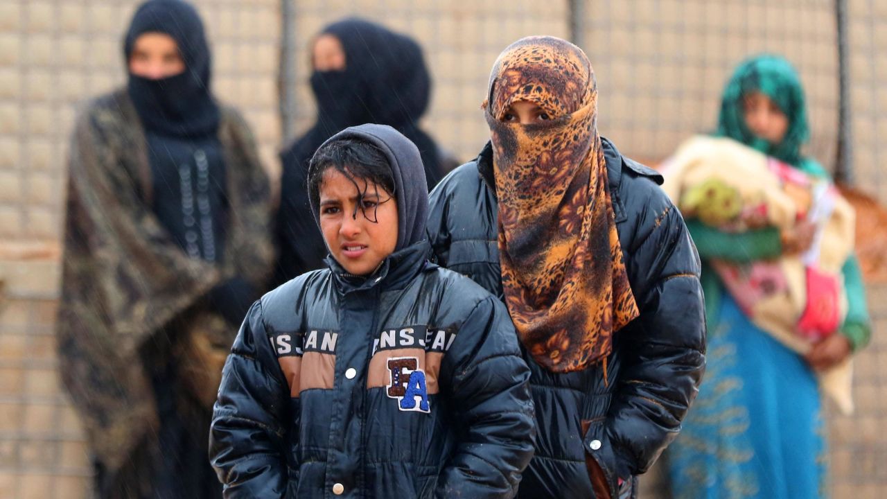 Syrian refugees from Rukban line up to visit a UN-operated medical clinic on the Jordanian-side for checkups, on March 1, 2017.