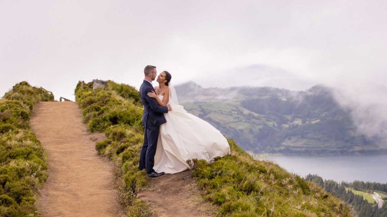 <strong>Chance meeting:</strong> Sean Kavanagh and Anna Gorga met by chance on a flight from Portugal's Azores islands. They returned three years later to get married there. Photographer Jorge Bernardes of <a href="index.php?page=&url=https%3A%2F%2Fwww.carpemomentumfoto.com%2F" target="_blank" target="_blank">Carpe Momentum Foto</a> was there to document it. 