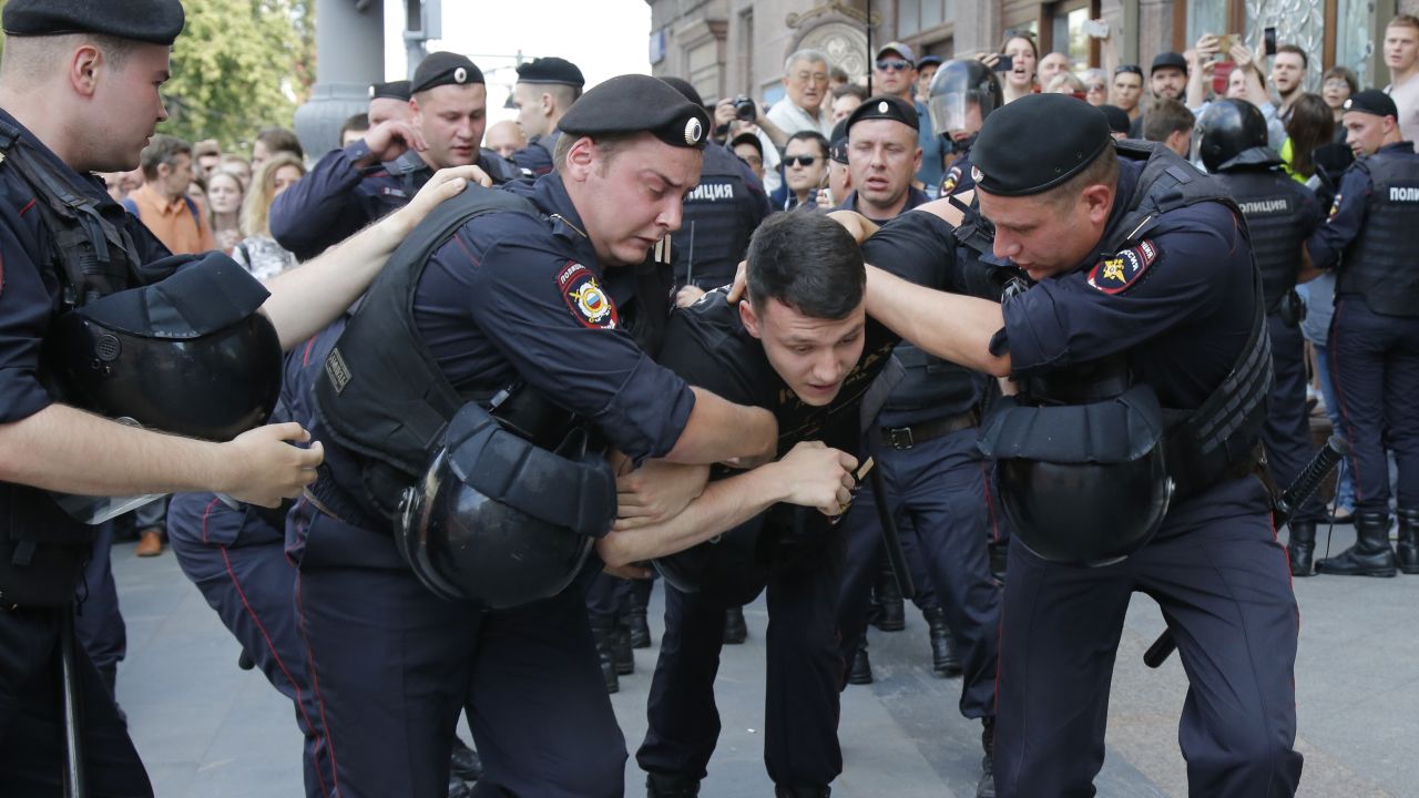 Russian police arrested a number of prominent opposition activists and politicians prior to the protests. 