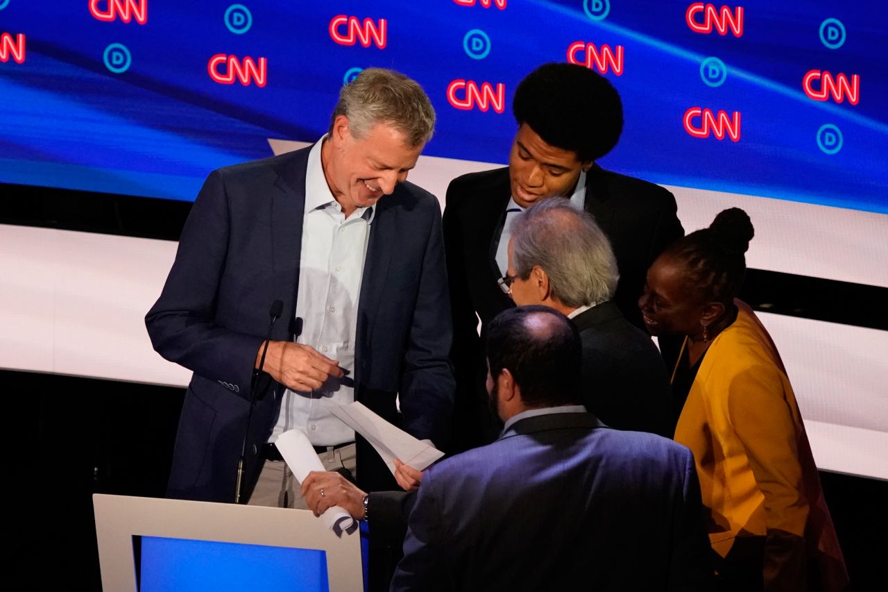 De Blasio and his family read a note left for him by Inslee during walkthroughs.