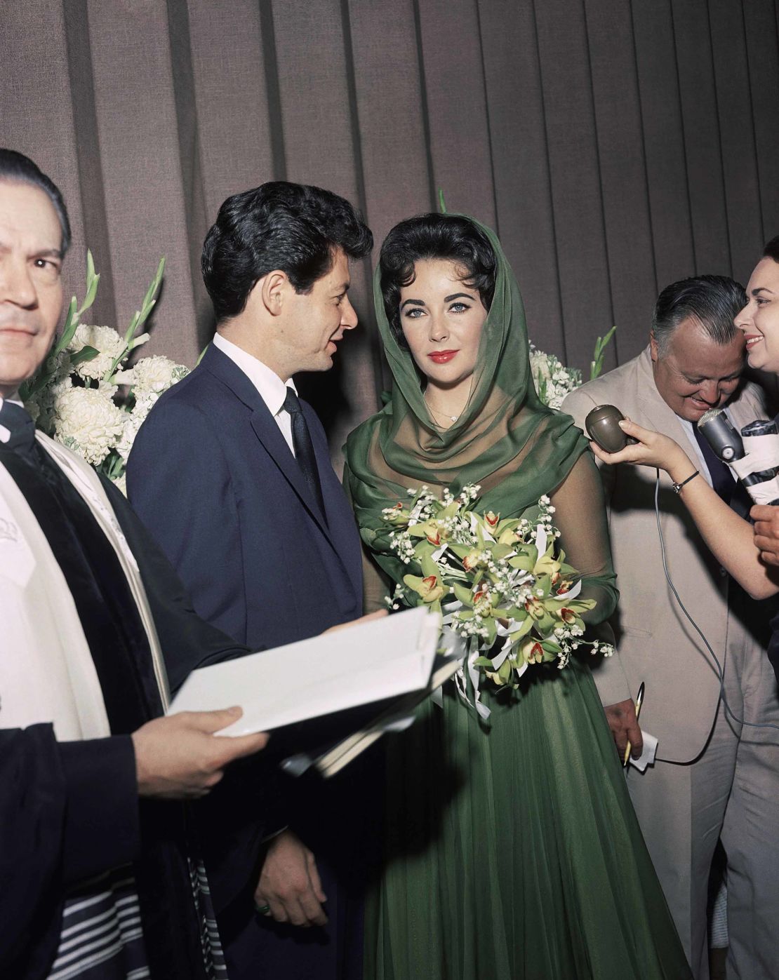 Elizabeth Taylor wore a green wedding dress for her wedding to singer Eddie Fisher. 