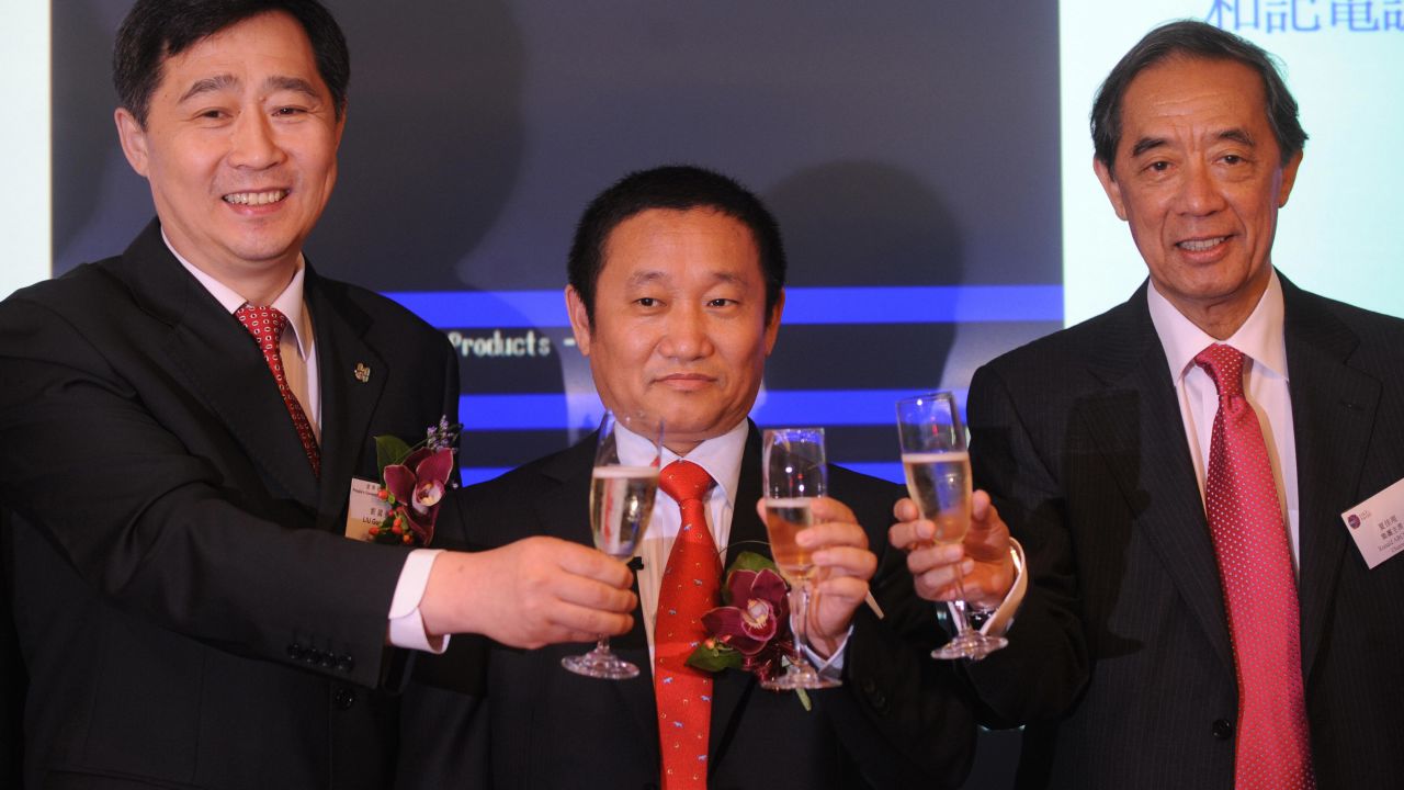 Liu Zhongtian (middle), pictured with China's Liaoning province deputy governor (left) and chairman of the Hong Kong Stock Exchange (right) in 2009. 