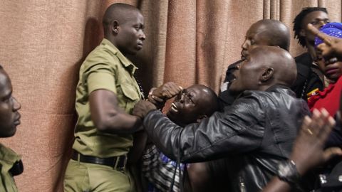After a plastic bottle was thrown at at the magistrate, police officials clashed with spectators in the courtroom.