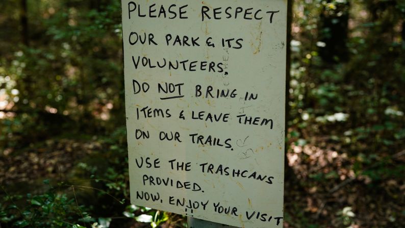 <strong>Rules of the gallery:</strong> A sign on the Doll's Head Trail explains how you can contribute your own inspiration and how to respect the project as a viewer.