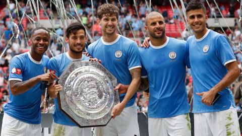 Manchester City players celebrate the defense of the Community Shield.