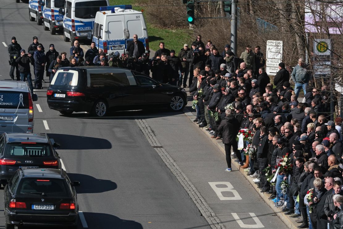 Crowds, many of them members of the Chemnitz football hooligan scene, gather to mourn the death of neo-Nazi leader Tommy Haller.