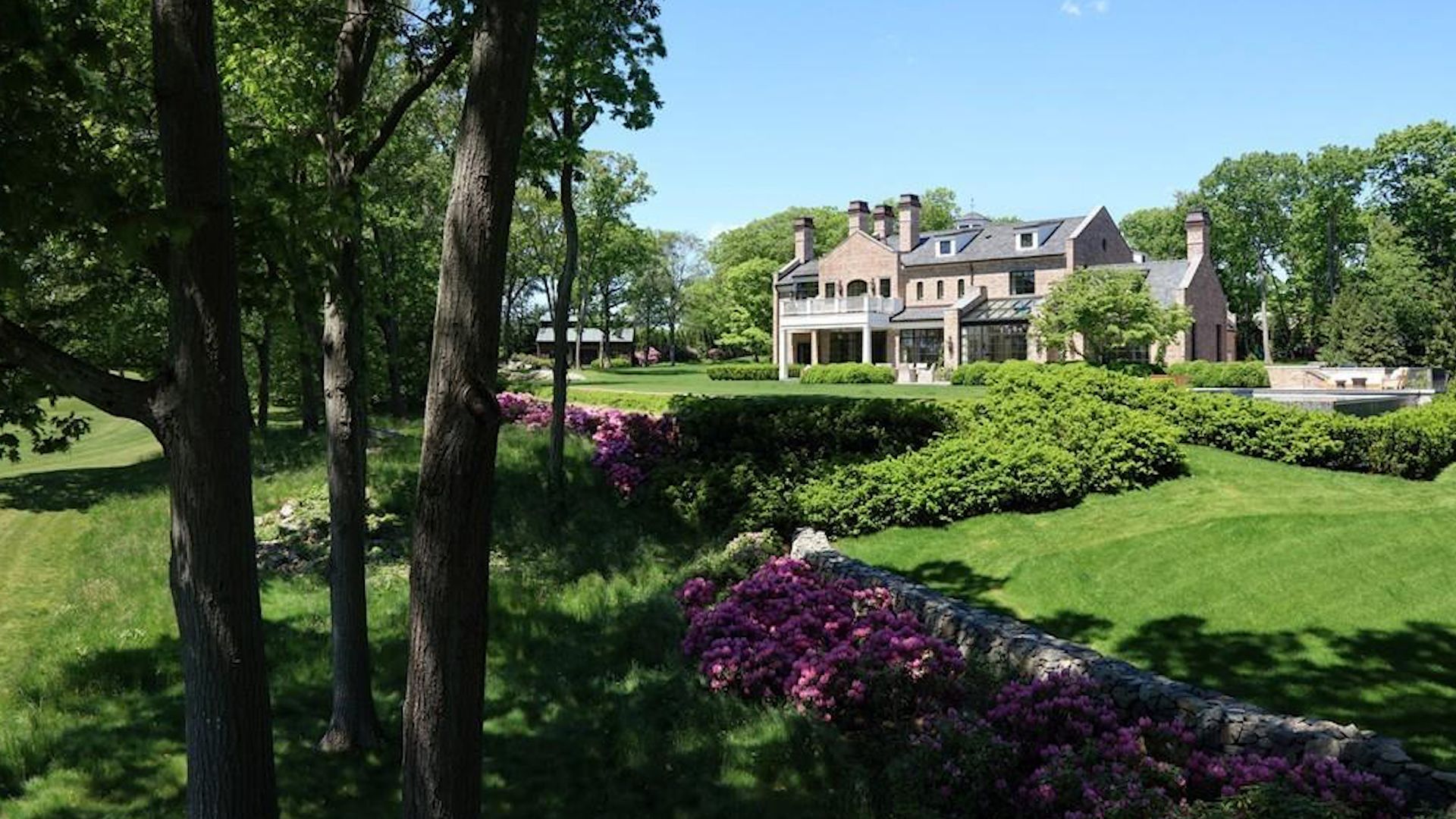 Tom Brady & Gisele Bundchen are selling this Massachusetts estate