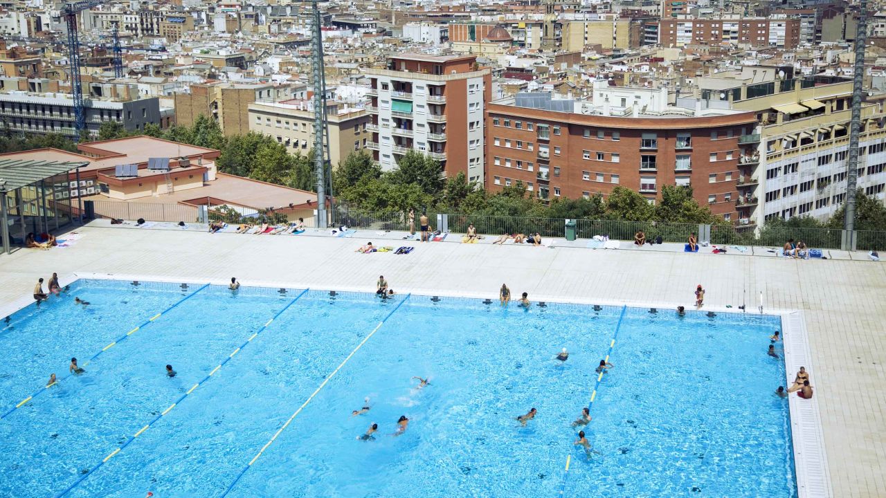 Municipal swimming pools in Barcelona have been reminded that women should be allowed to go topless.