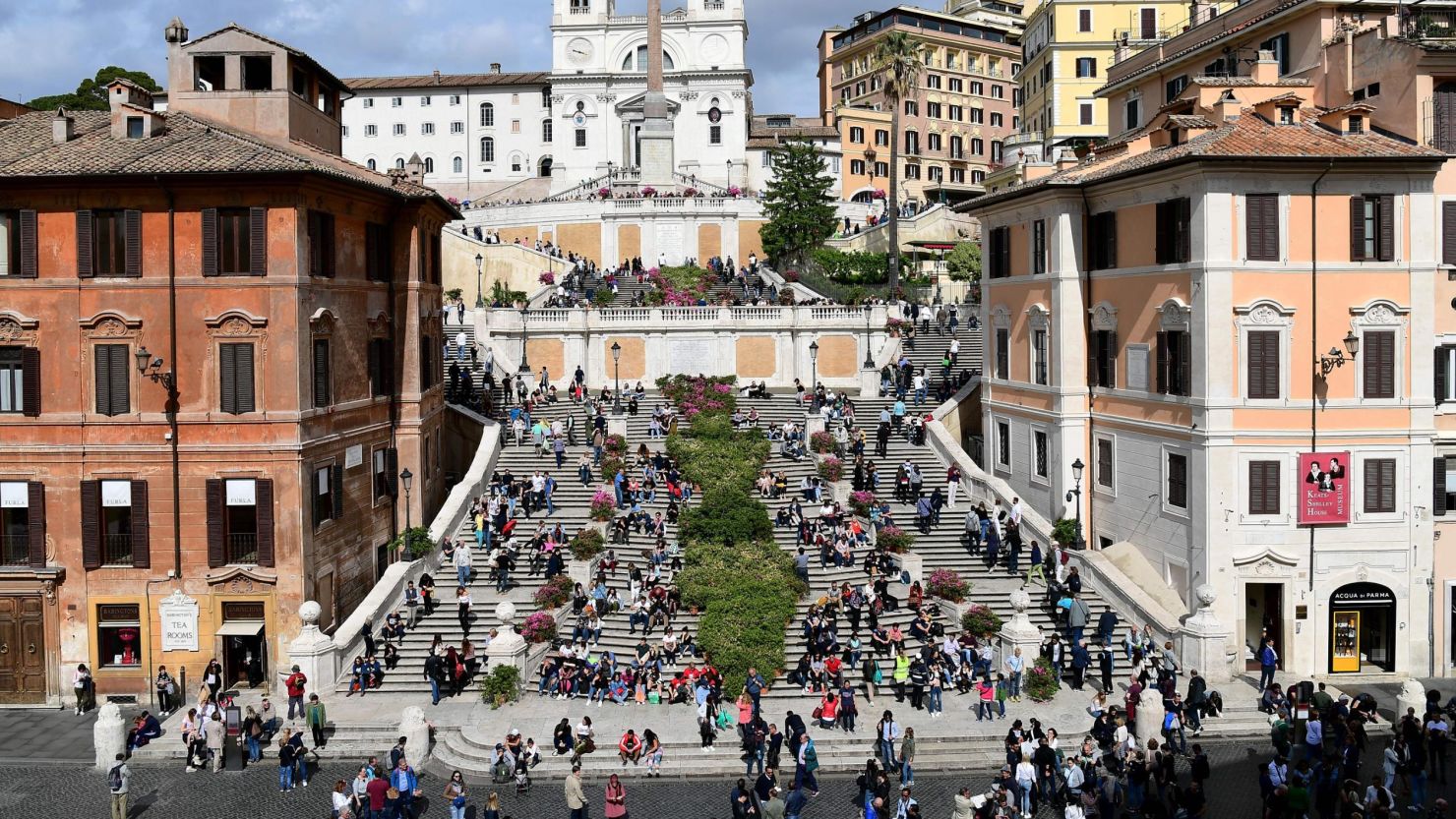 Tourists sit on the Rome's Spanish Steps in Rome on May 4, 2019. (Photo by Vincenzo PINTO / AFP)        (Photo credit should read VINCENZO PINTO/AFP/Getty Images)