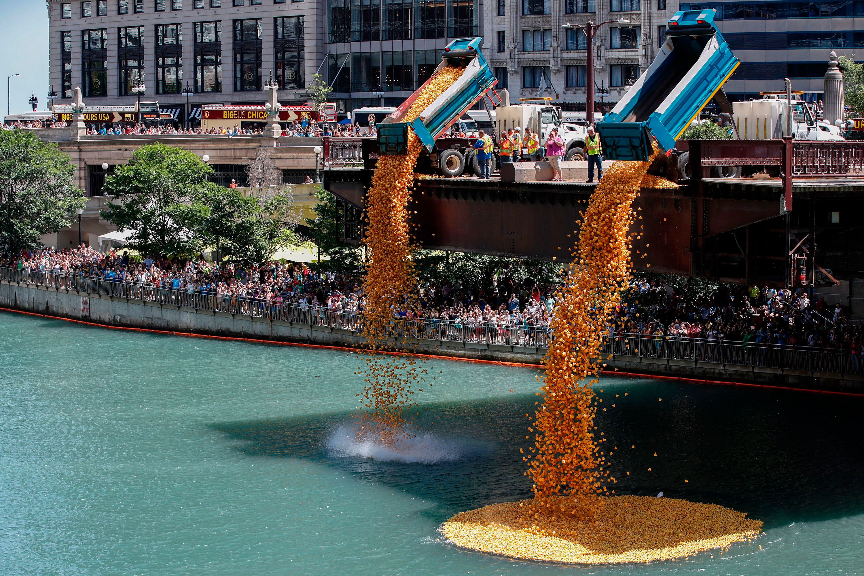 isolatie schoenen Balling Over 63,000 rubber ducks were dumped into the Chicago River for charity |  CNN