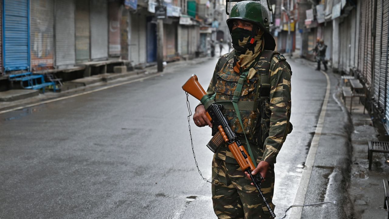 An Indian security personnel stands guard on a street during a curfew in Srinagar on August 8, 2019, as widespread restrictions on movement and a telecommunications blackout remained in place after the Indian government stripped Jammu and Kashmir of its autonomy. (Photo by Tauseef MUSTAFA / AFP)        (Photo credit should read TAUSEEF MUSTAFA/AFP/Getty Images)