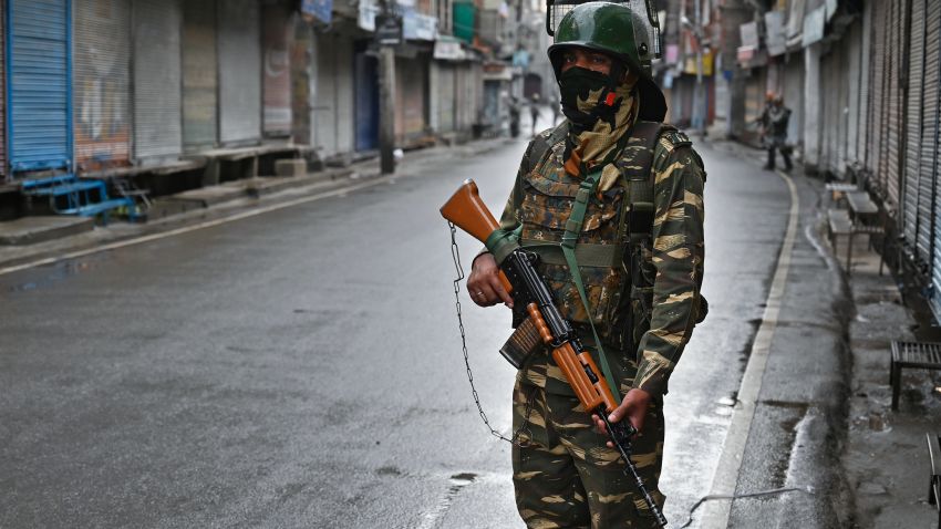 An Indian security personnel stands guard on a street during a curfew in Srinagar on August 8, 2019, as widespread restrictions on movement and a telecommunications blackout remained in place after the Indian government stripped Jammu and Kashmir of its autonomy. (Photo by Tauseef MUSTAFA / AFP)        (Photo credit should read TAUSEEF MUSTAFA/AFP/Getty Images)