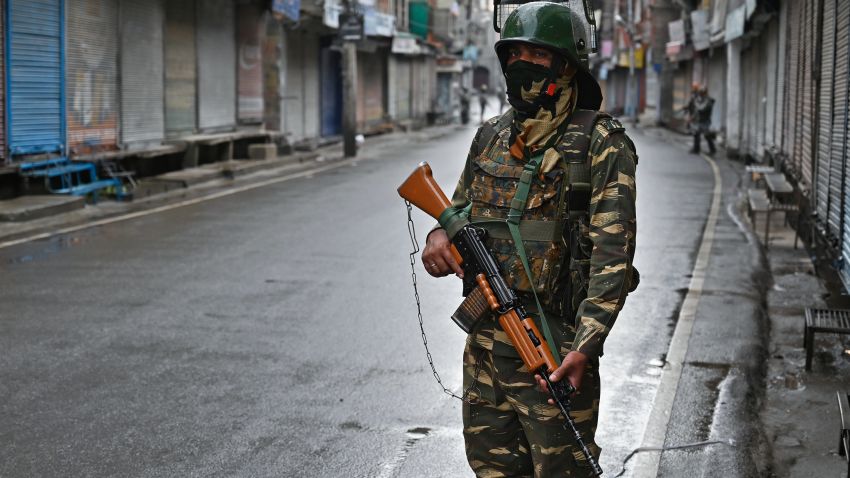 An Indian security personnel stands guard on a street during a curfew in Srinagar on August 8, 2019, as widespread restrictions on movement and a telecommunications blackout remained in place after the Indian government stripped Jammu and Kashmir of its autonomy. (Photo by Tauseef MUSTAFA / AFP) (Photo credit should read TAUSEEF MUSTAFA/AFP/Getty Images)